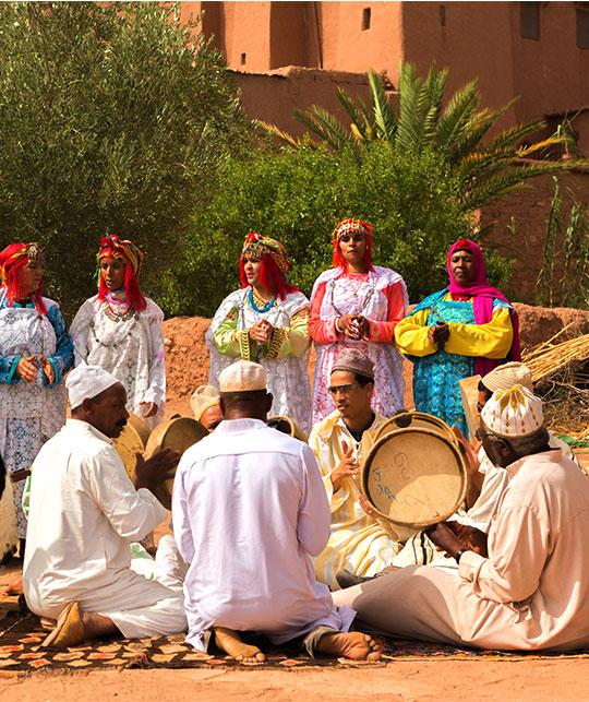 أهمية التقاليد في بناء هوية الأسرة وتعزيز الانتماء